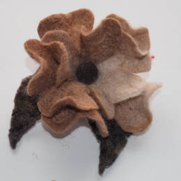 Filcowa broszka kwiat kremowy beżowy brązowy