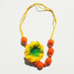 Żółto-pomarańczowy koral naszyjnik filcowy z kwiatem