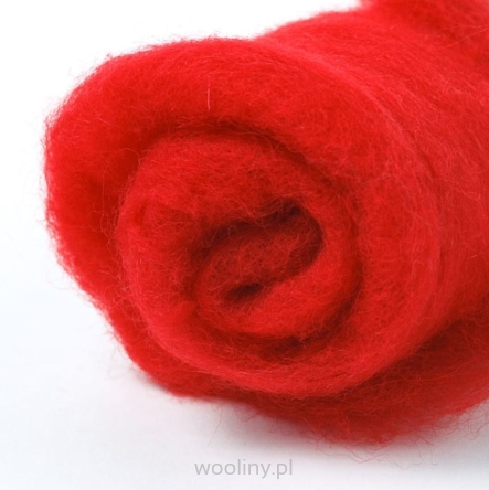 Czerwona wełna w błamie zgrzebna do filcowania na mokro i sucho