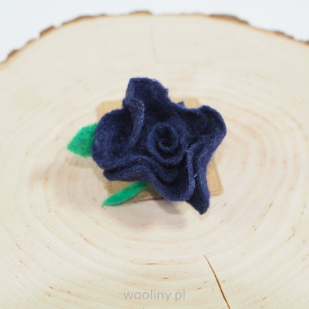 Broszka filcowa róża granatowa