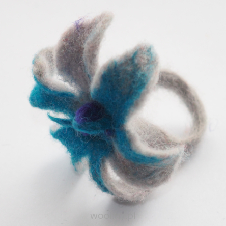 Pierścionek z wełny wzór 6