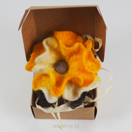 Filcowa broszka kwiat Żółty z merynosu i jedwabiu 