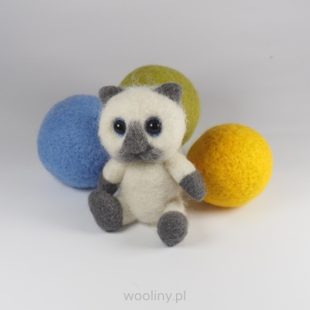 Kotek biało-szary filcowy do fotografii noworodkowej