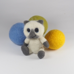 Kotek biało-szary filcowy do fotografii noworodkowej