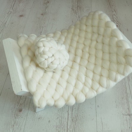 Kocyk czesankowy tkany z poduszką do sesji noworodkowej Śnieżno biały