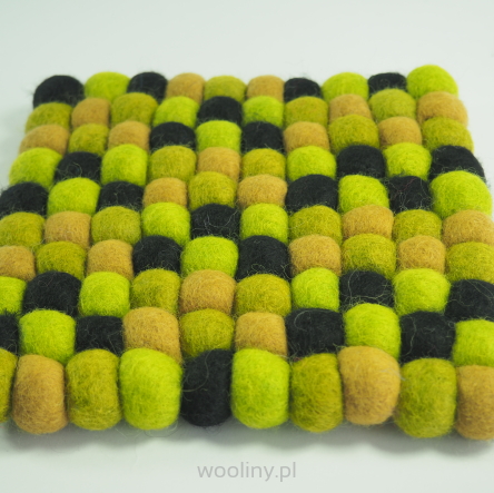 Kwadratowa kolorowa podkładka dekoracyjna z wełnianych kulek 18x18 cm