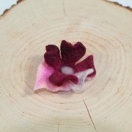 Broszka filcowa kwiat z wełny i jedwabiu